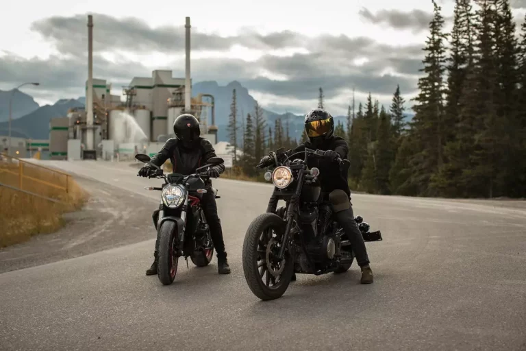 Rola spodni motocyklowych w ochronie nóg i bioder motocyklistów